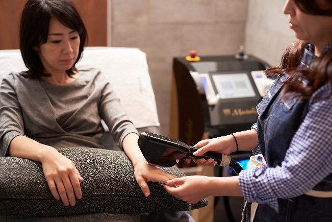 マニキュアを塗っている